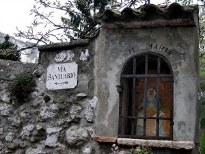 brentino-belluno-sentiero-scalinata-madonna-della-corona-1