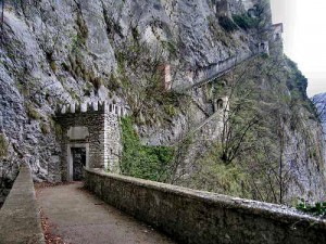 brentino-belluno-sentiero-scalinata-madonna-della-corona-2