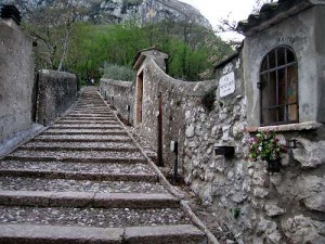 brentino-belluno - sentiero-scalinata-madonna-della-corona