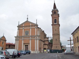 The current church has a single nave with a barrel vaulted ceiling, lunettes have been inserted into the skylights, the presbytery has a square and raised plan and the side chapels result from the use of the lateral spaces. Casaloldo