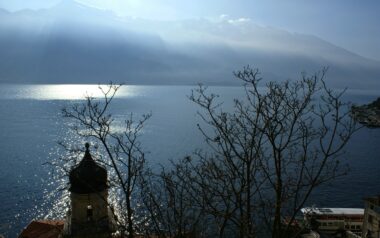 Limone con Chiesa di San Rocco e Monte Baldo