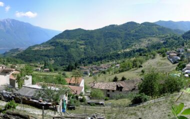 Tremosine-Blick von Vesio ueber die Hochebene von Tremosine zum Lago