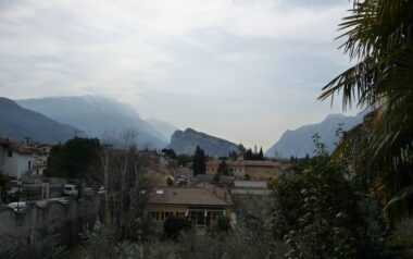 Arco – Scorcio di Arco con lo sperone del Monte Brione