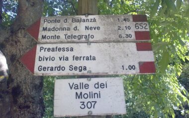 Avio – Cartello per sentieri sul monte Baldo