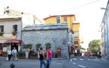 Caprino Veronese – Spiazzi – piazza don Vezzola