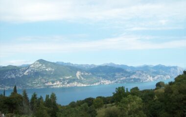 san-zeno-di-montagna-Lago-di-Garda-visto-da-San-Zeno