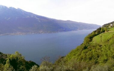 tremosine-Der Lago von Arias aus